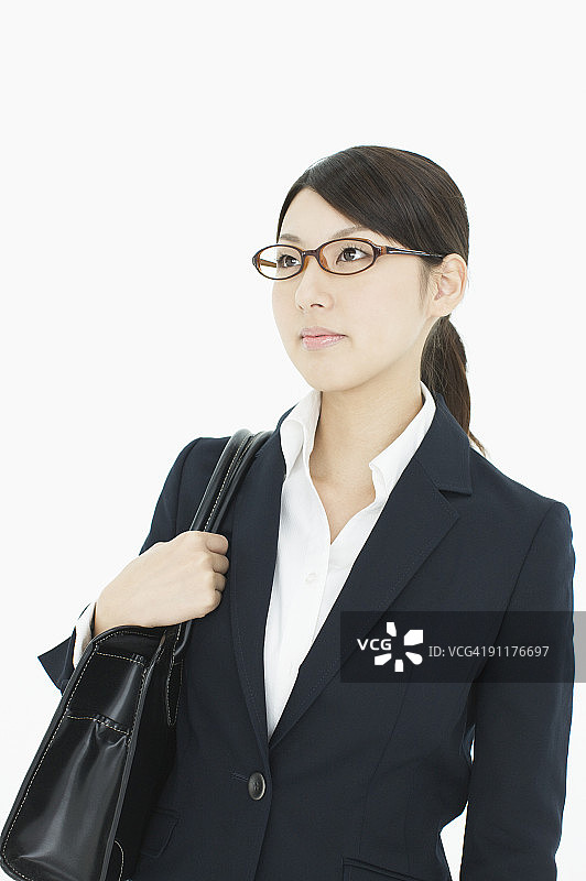 手提包的女商人，肖像照，工作室拍摄图片素材