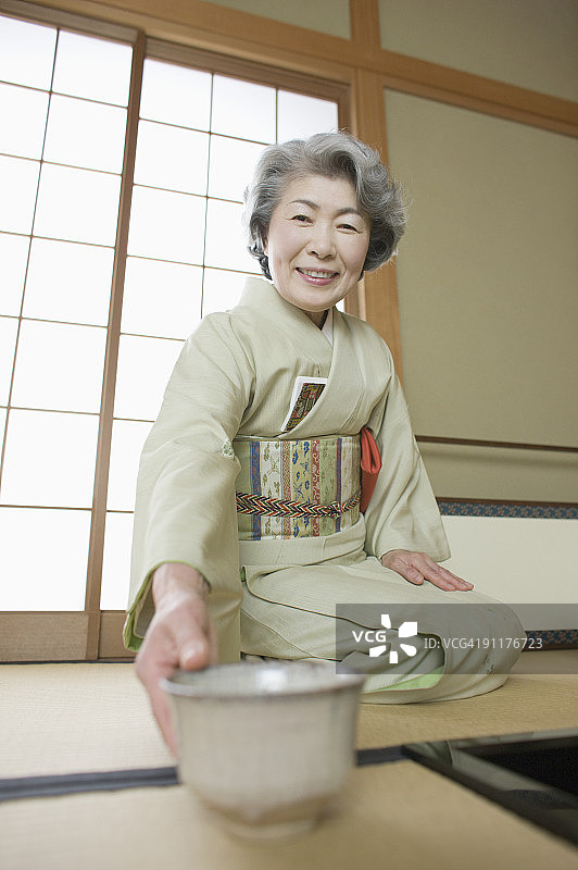 穿着和服的年长女性在奉茶图片素材