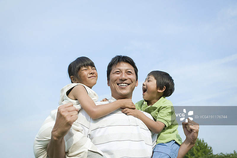 父亲在公园里和孩子们玩耍图片素材