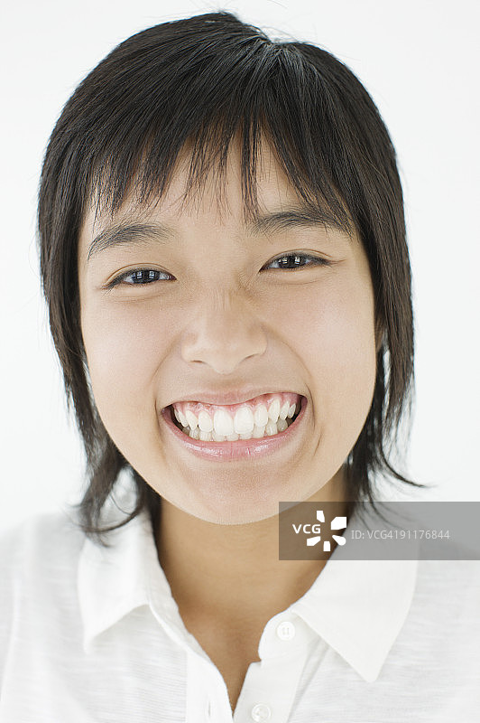 影棚中微笑女孩肖像特写图片素材