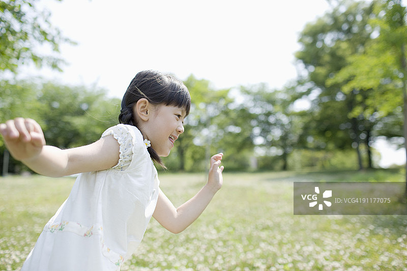 在公园玩耍的女孩图片素材