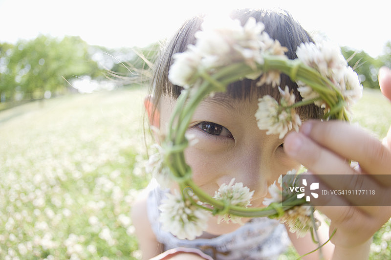 透过鲜花环看的女孩图片素材