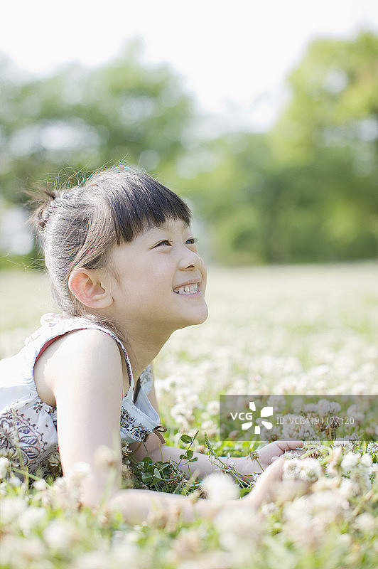 女孩躺在草地上图片素材