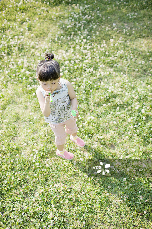 吹泡泡的女孩（高角度）图片素材