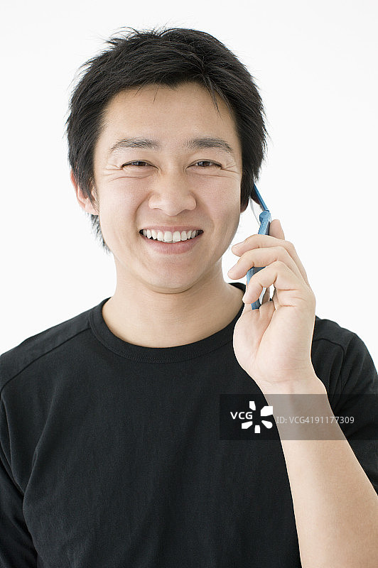 在影棚里用手机交谈的男人图片素材