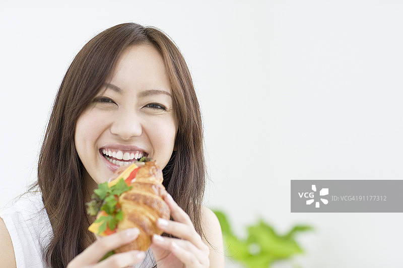用餐微笑的女人图片素材