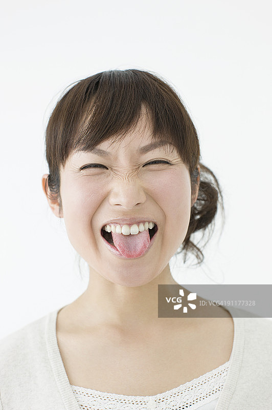 吐舌头的女人，肖像照，工作室拍摄图片素材