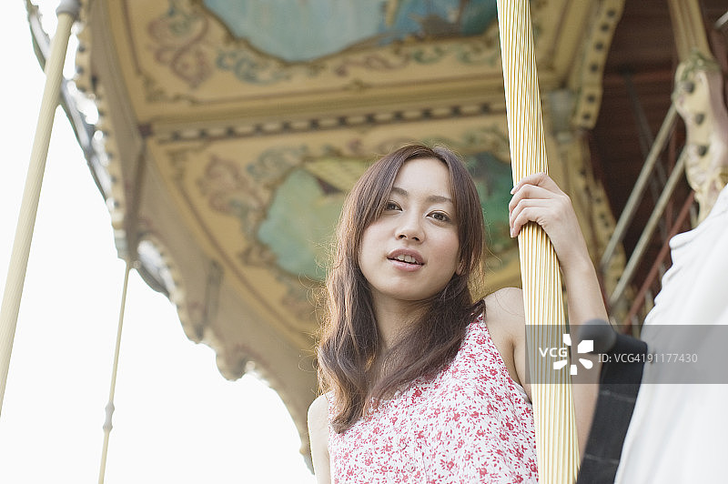 在旋转木马上的女人图片素材