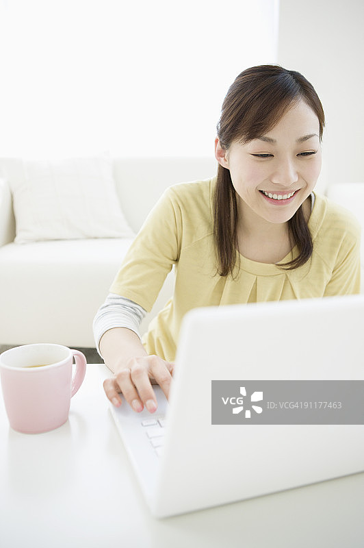 年轻女人使用笔记本电脑图片素材