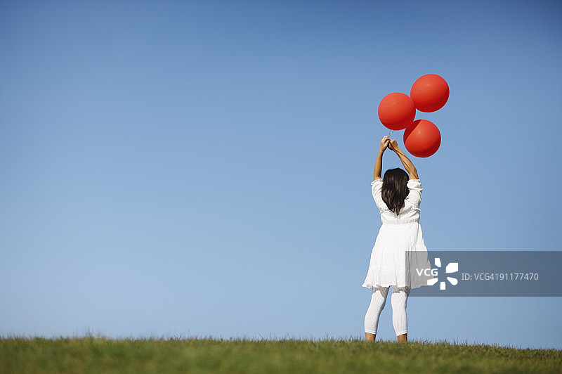 手持气球的女孩（背影）图片素材