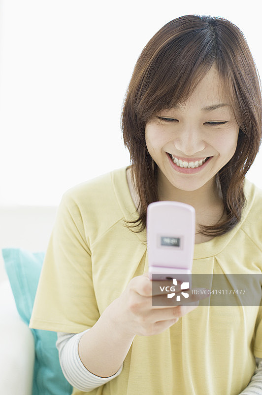 年轻女子使用手机图片素材