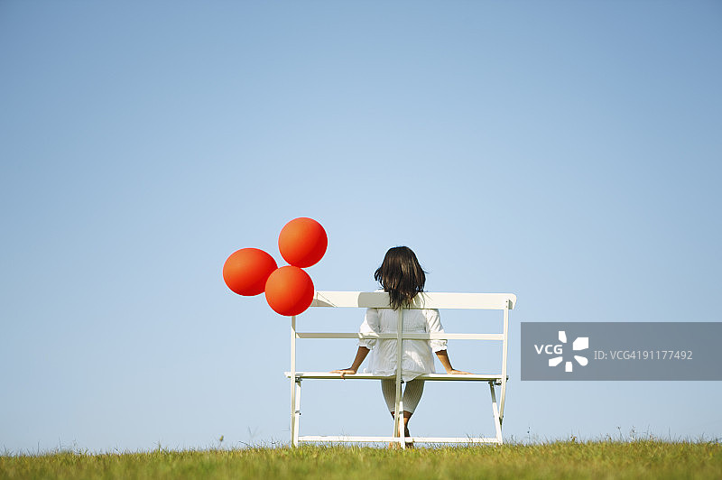 坐在长椅上的女孩背影图片素材