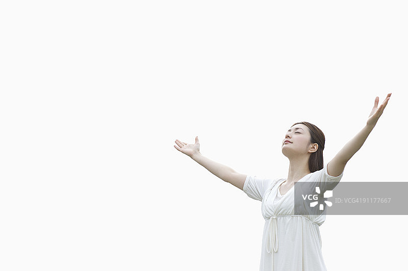 闭着眼睛伸开双臂的女人图片素材