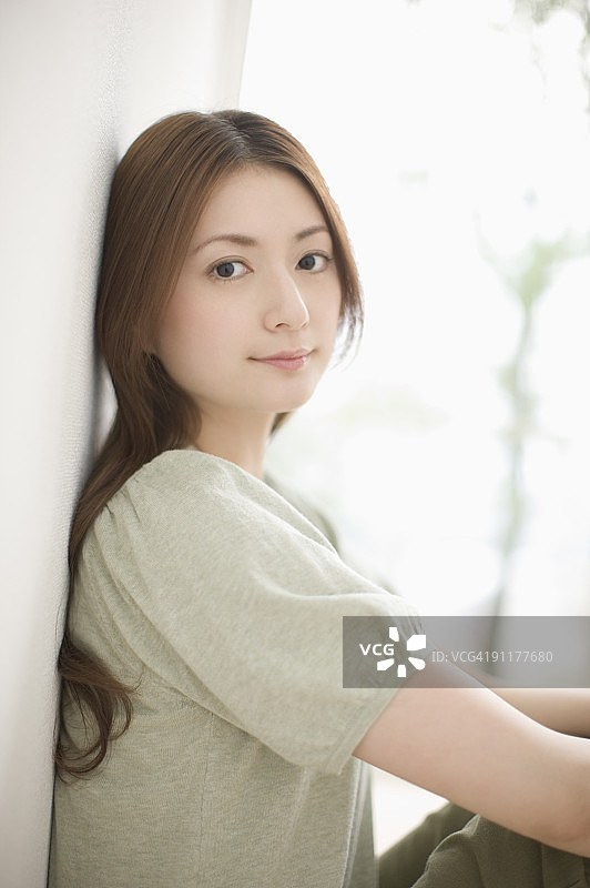 靠在墙上的女人图片素材