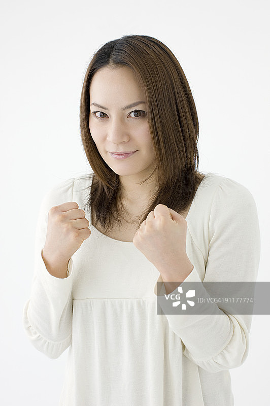 握紧拳头的女人，影棚拍摄图片素材