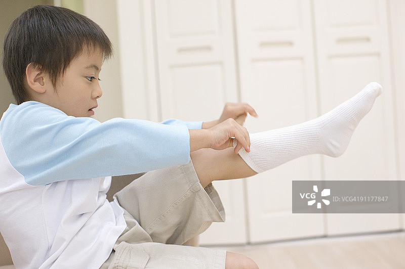 男孩穿袜子图片素材