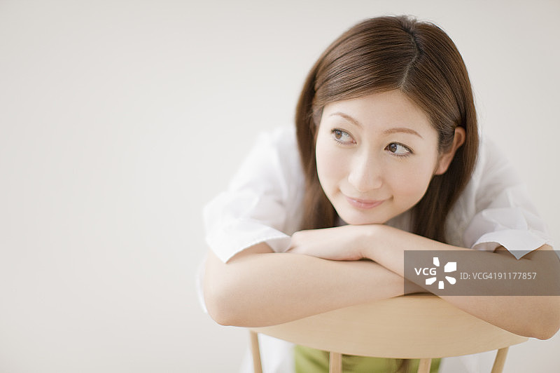 坐在椅子上，看向远方的女人图片素材