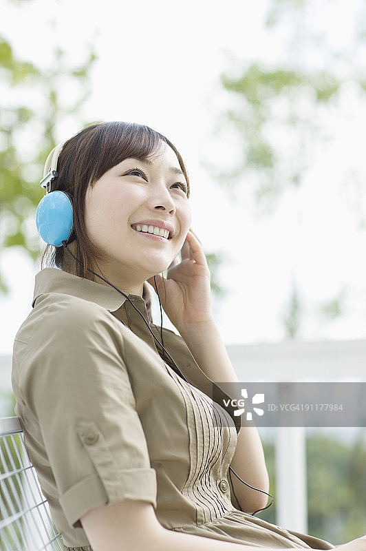 戴耳机微笑的女人图片素材