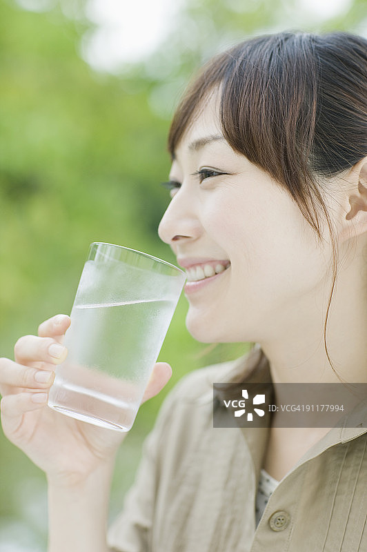 女人喝水，侧视图图片素材