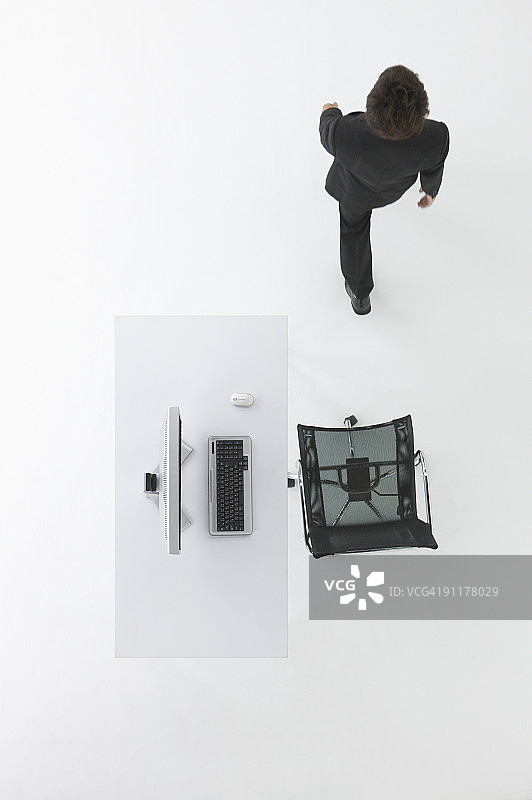 办公室工作的商人（俯视角度，工作室拍摄）图片素材