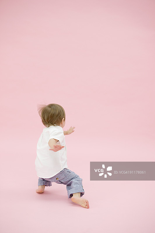 男孩玩耍，工作室拍摄，后视图图片素材