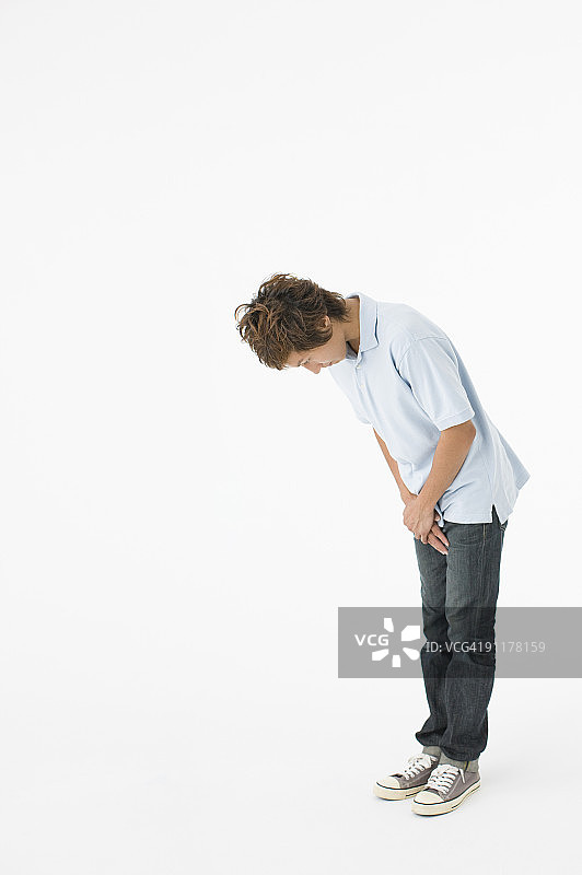 男人鞠躬，侧视图图片素材