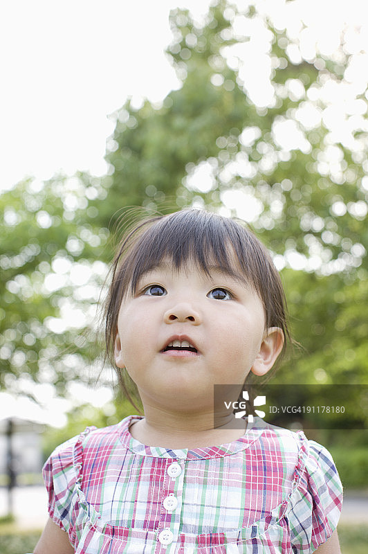 公园里的女孩肖像图片素材