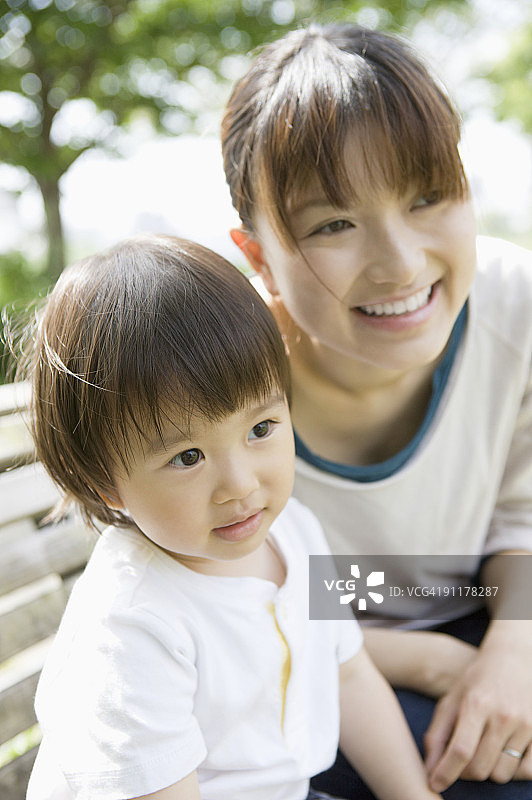 坐在长椅上的母子图片素材