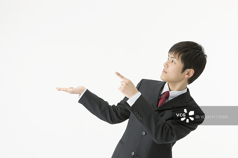 商人指向上方，影棚肖像图片素材