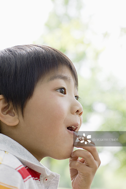 男孩侧面肖像图片素材