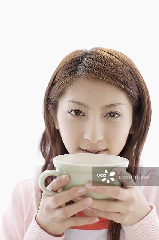 年轻女人手持杯子人像图片素材