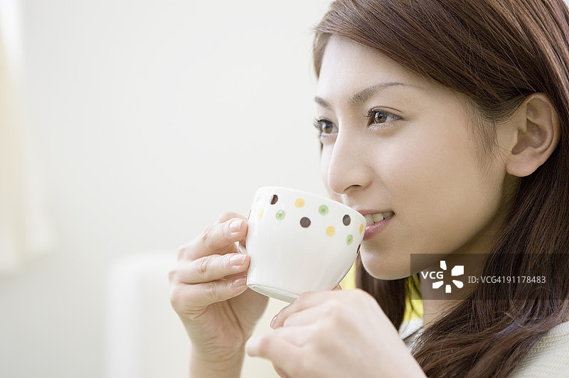年轻女人喝茶图片素材