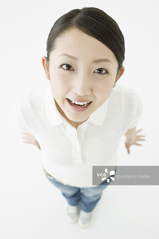 年轻女人肖像，高角度拍摄，工作室照片图片素材