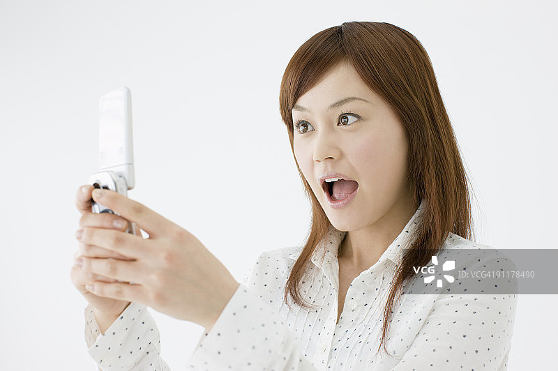 女人用手机在影棚拍照图片素材