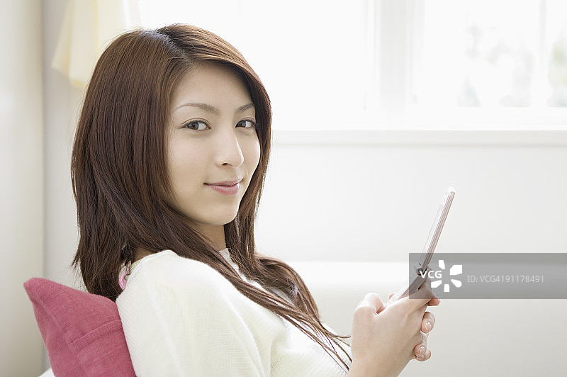年轻女子使用手机图片素材