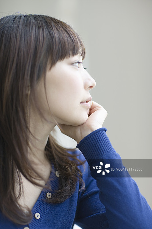 手托下巴的女人侧视图图片素材