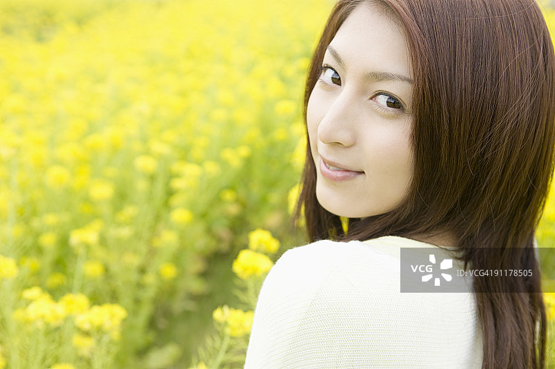 油菜花现场的年轻女子，肖像，特写图片素材