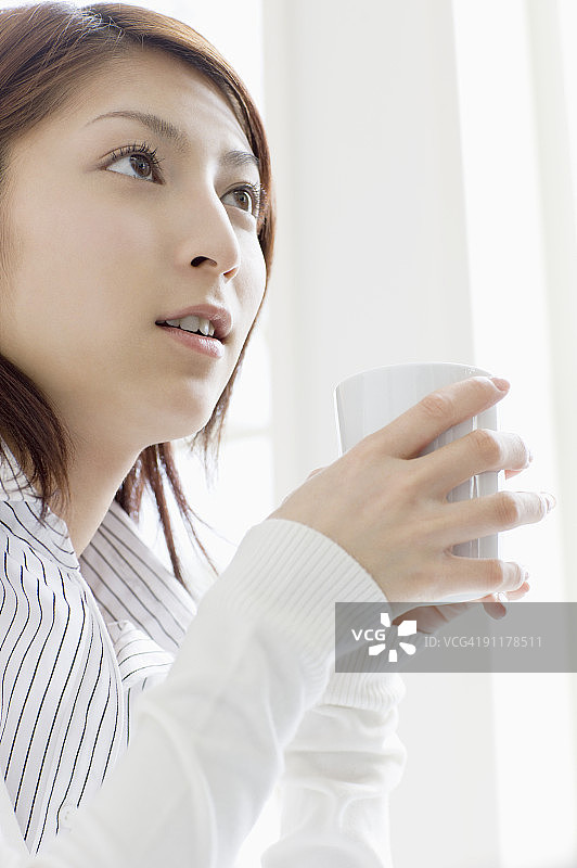 女人拿着杯子图片素材