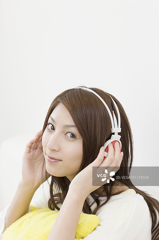 戴耳机的年轻女人肖像图片素材