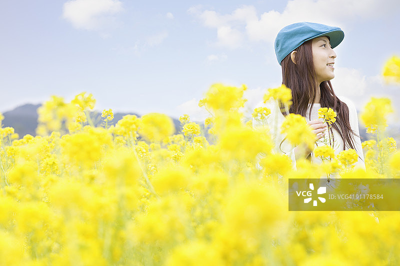 油菜花田里的年轻女子图片素材