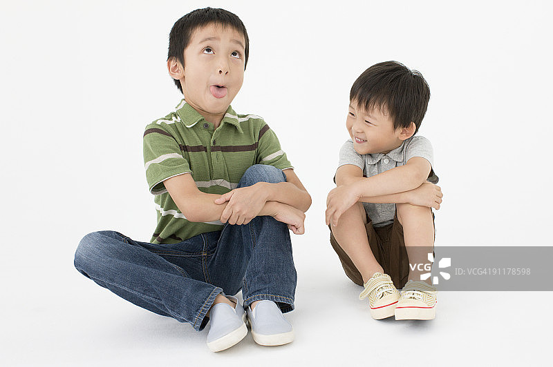 男孩们在影棚里做鬼脸图片素材