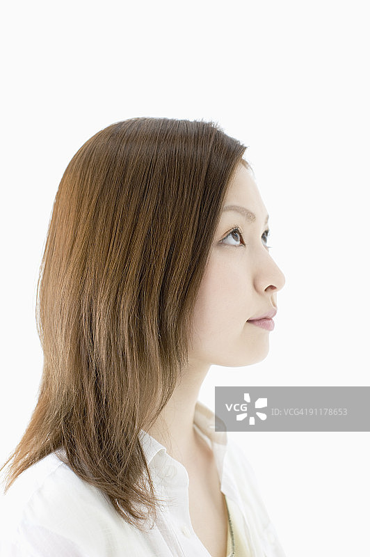 女人向上看，侧视图图片素材