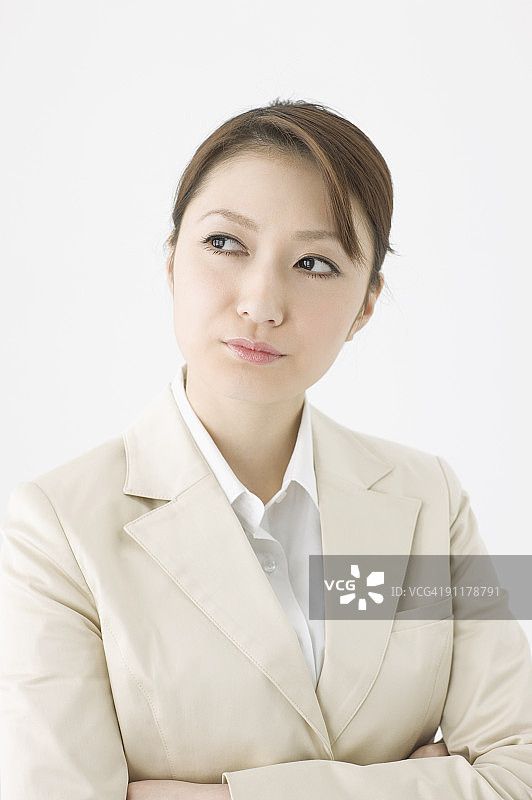 交叉双臂的商务女人图片素材