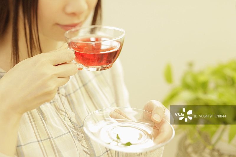 在中段喝茶的女人图片素材