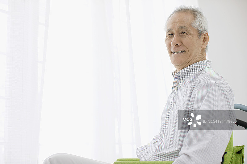 坐在轮椅上的年长男人图片素材