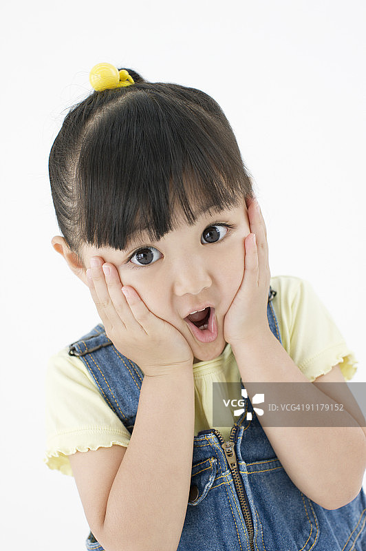 双手放在脸颊上的女孩图片素材