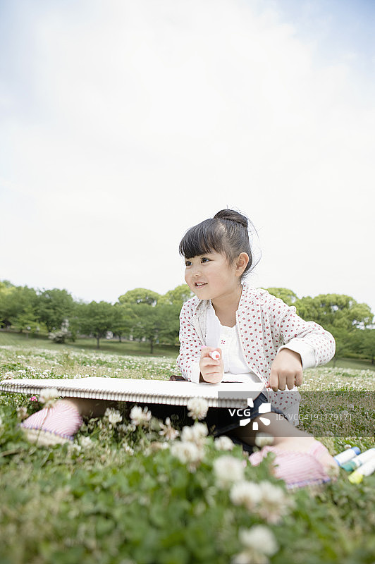 在田野里素描的女孩图片素材