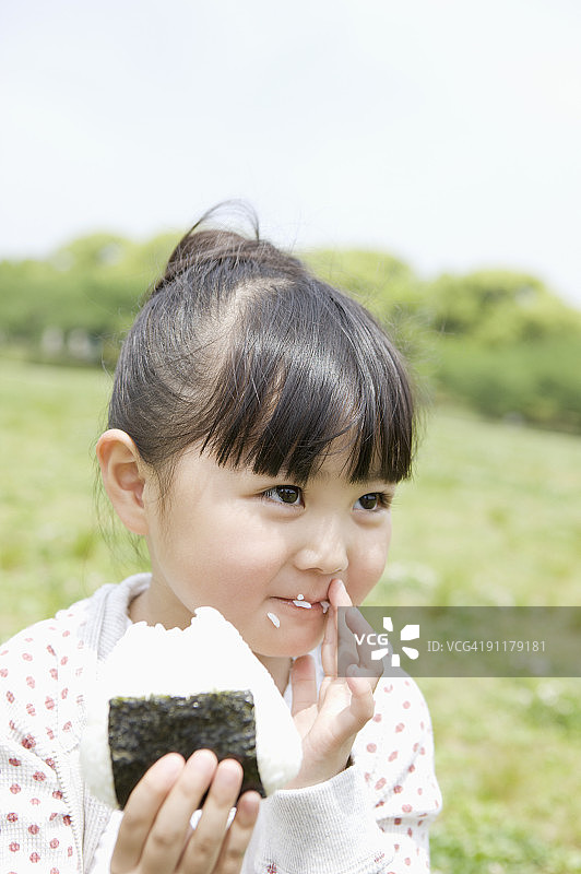 女孩吃饭团图片素材