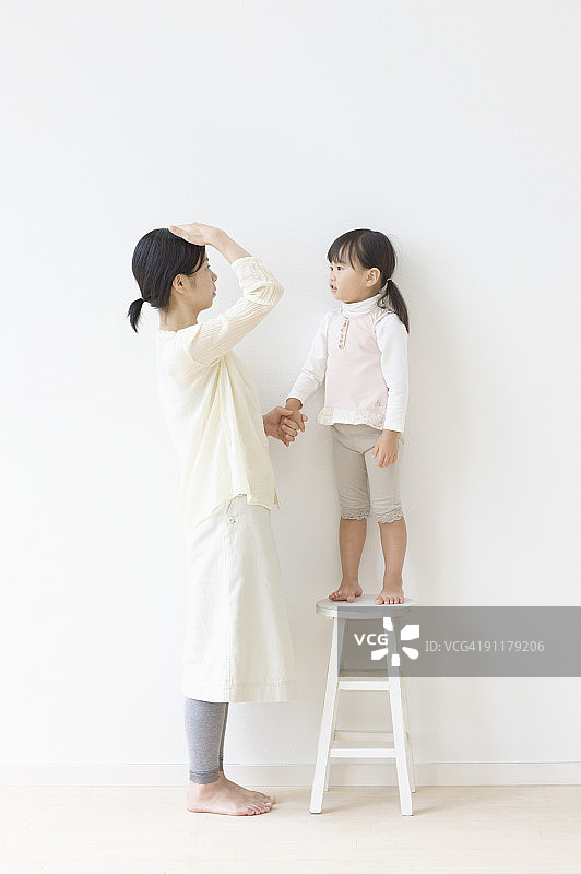 母女坐在椅子上比身高图片素材