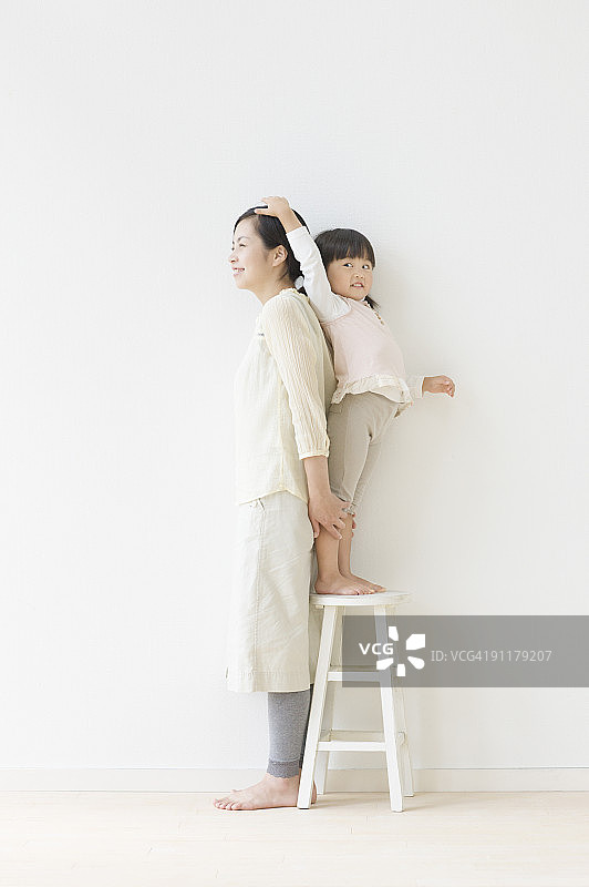 母女坐在椅子上比身高图片素材